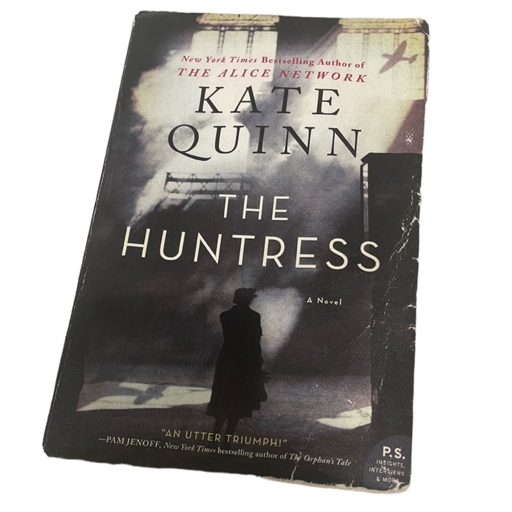 Kate Quinn: The Huntress. Paperback. Used.